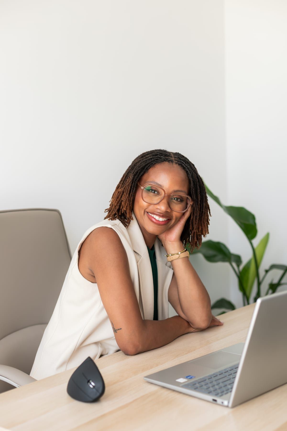 Helena Trindade, sorridente, à secretária no escritório da Triconta Digital